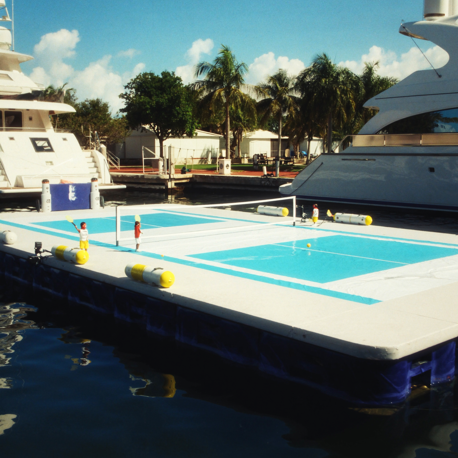 The floating pickleball court at Las Olas Marina, FLIBS 2026